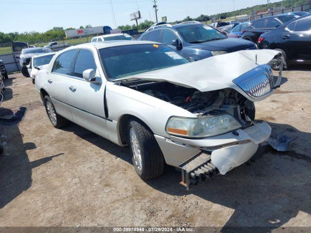  Salvage Lincoln Towncar