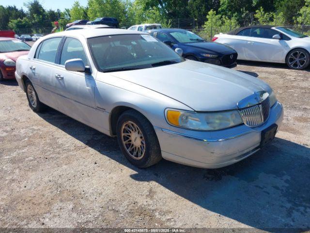  Salvage Lincoln Towncar