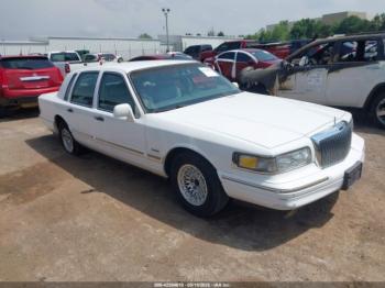  Salvage Lincoln Towncar