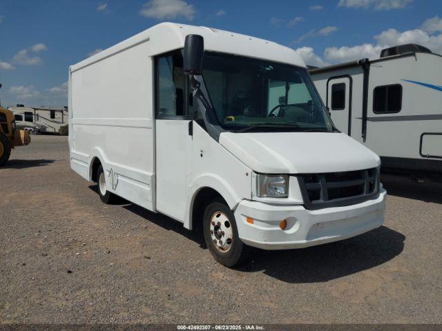  Salvage Isuzu Commercial Van