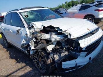  Salvage Porsche Cayenne