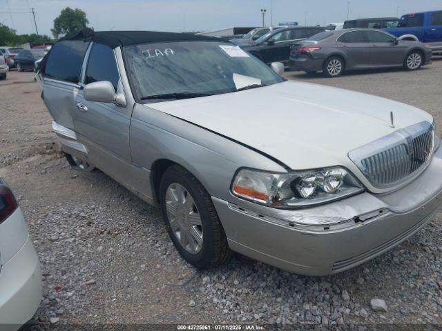  Salvage Lincoln Towncar