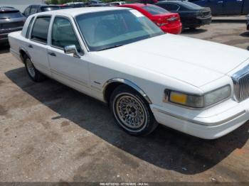  Salvage Lincoln Towncar