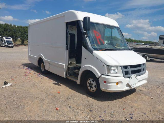  Salvage Isuzu Commercial Van