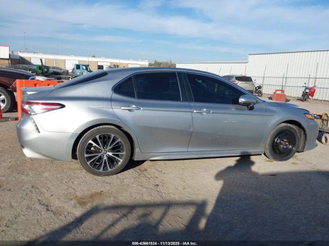 Toyota Camry Se Image 10