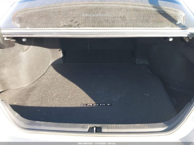 Toyota Camry Se Image 13