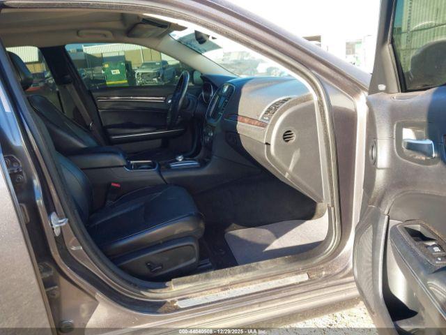 Chrysler 300c Image 13