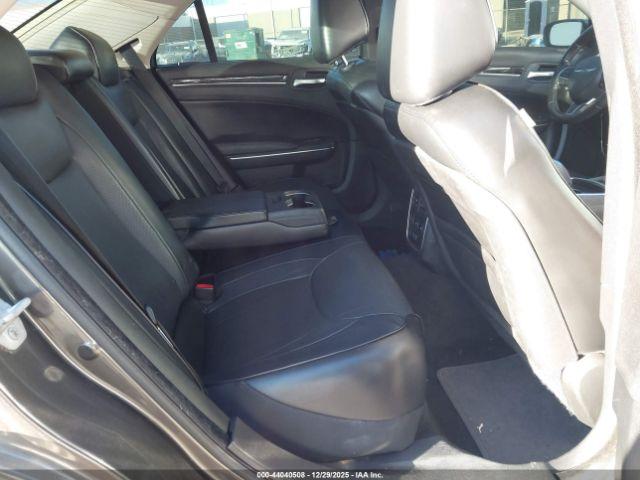 Chrysler 300c Image 14