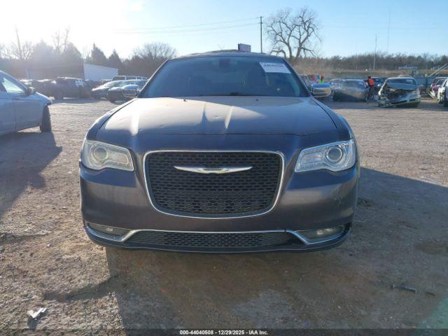 Chrysler 300c Image 15