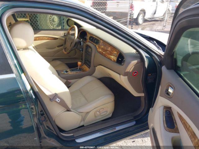 Jaguar S-Type 4.2l V8 Image 17