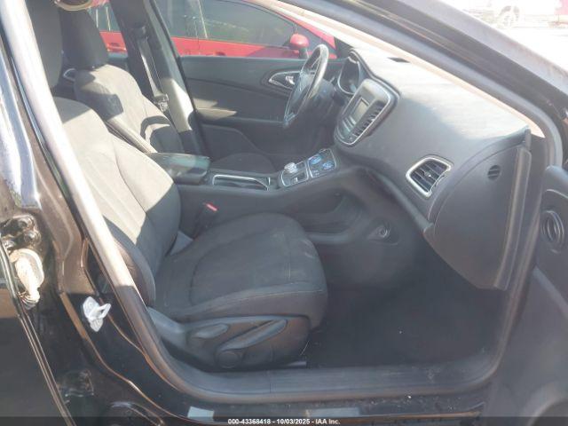 Chrysler 200 Limited Image 4