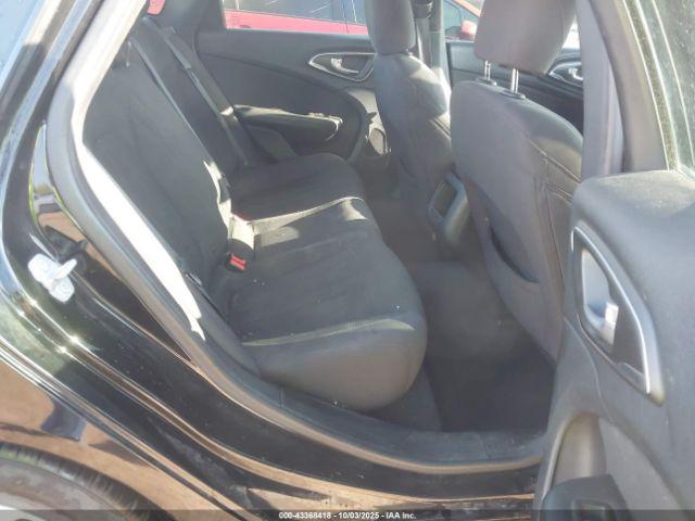 Chrysler 200 Limited Image 12