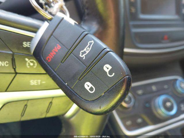 Chrysler 200 Limited Image 8