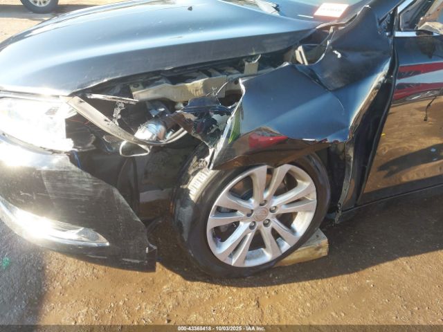 Chrysler 200 Limited Image 14