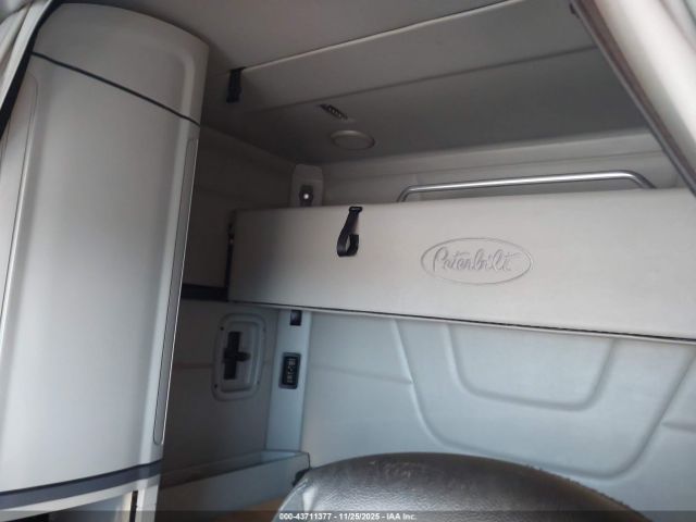 Peterbilt 579 Image 7