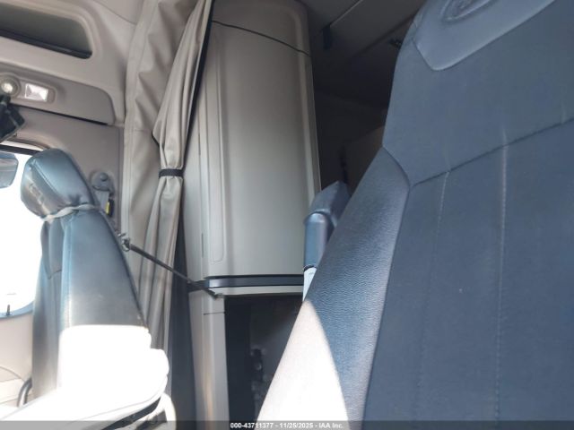 Peterbilt 579 Image 4