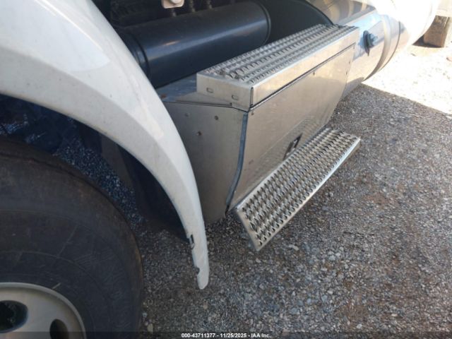 Peterbilt 579 Image 9