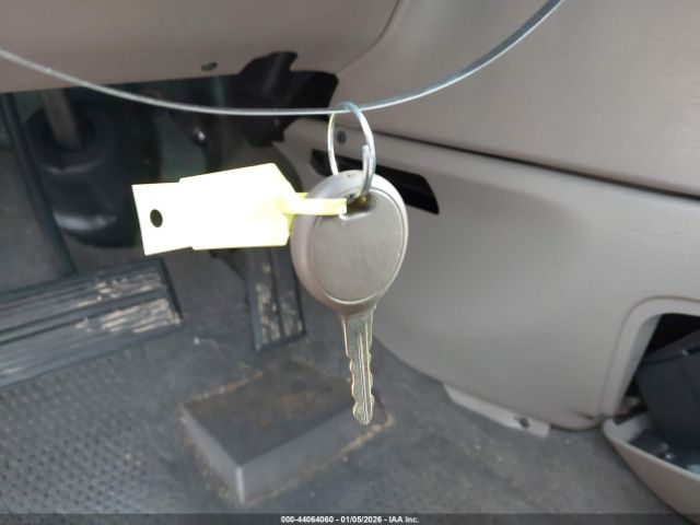 Chrysler Town & Country Limited Image 10