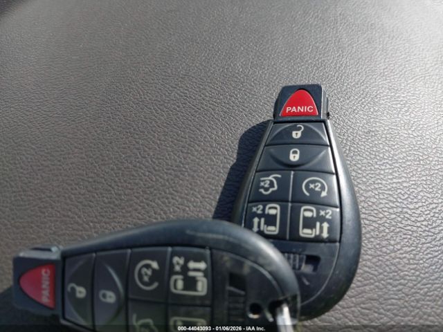 Chrysler Town & Country Limited Image 4