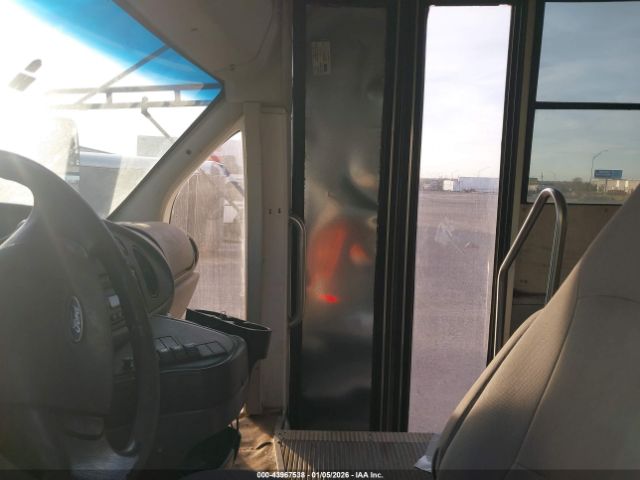 Ford E-450 Image 10