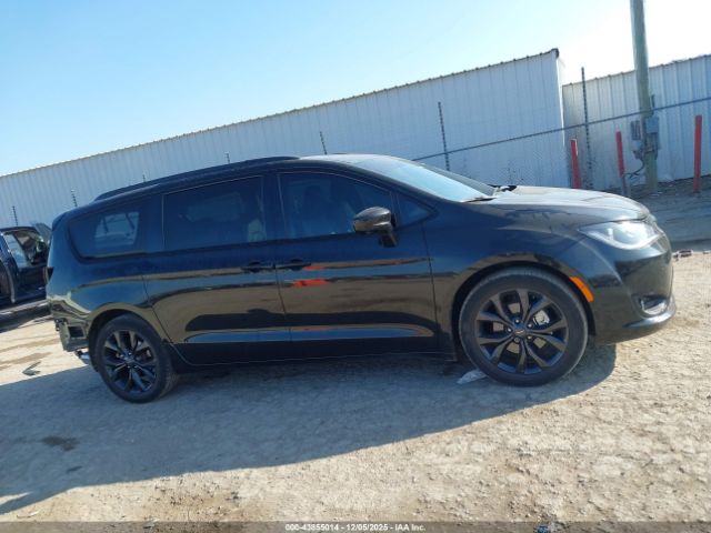 Chrysler Pacifica Touring L Plus Image 11