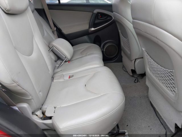 Toyota RAV4 Limited V6 Image 9