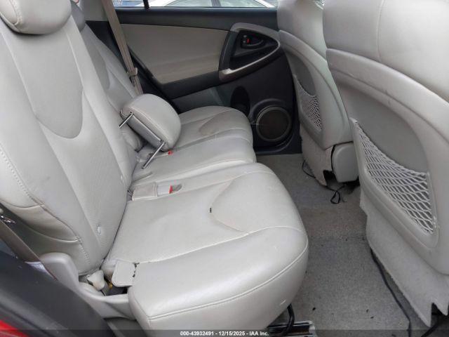 Toyota RAV4 Limited V6 Image 9