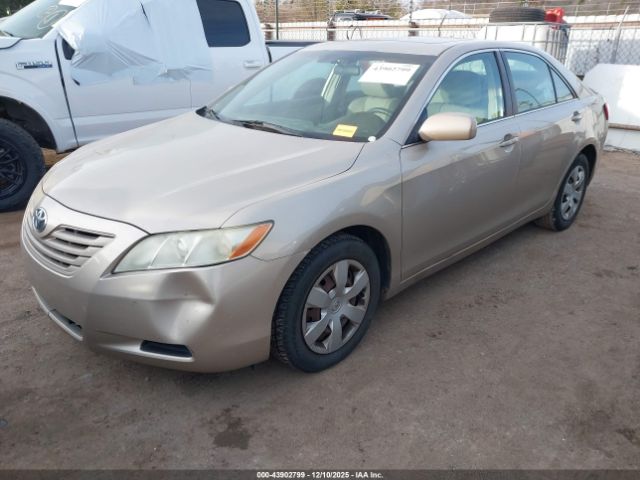 Toyota Camry Le Image 9