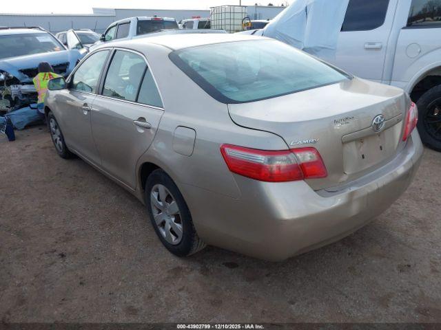 Toyota Camry Le Image 3