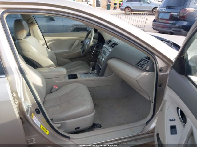 Toyota Camry Le Image 8