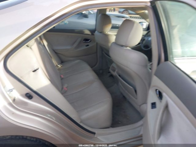 Toyota Camry Le Image 12