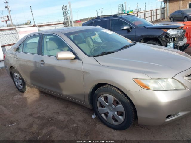 Toyota Camry Le Image 17