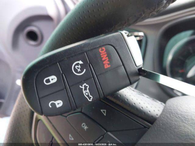 Dodge Challenger Image 11